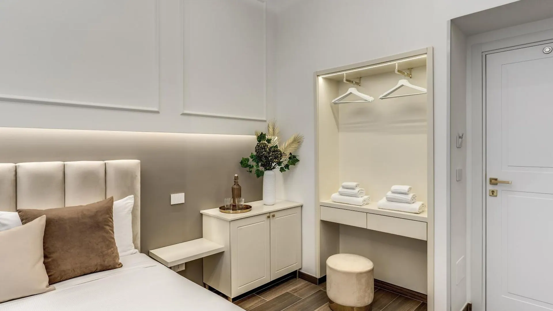 Atarooms Suites Napoli 0*, Nápoles