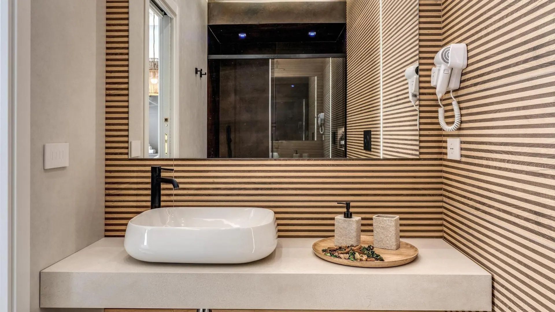 Atarooms Suites Napoli 0*, Naples