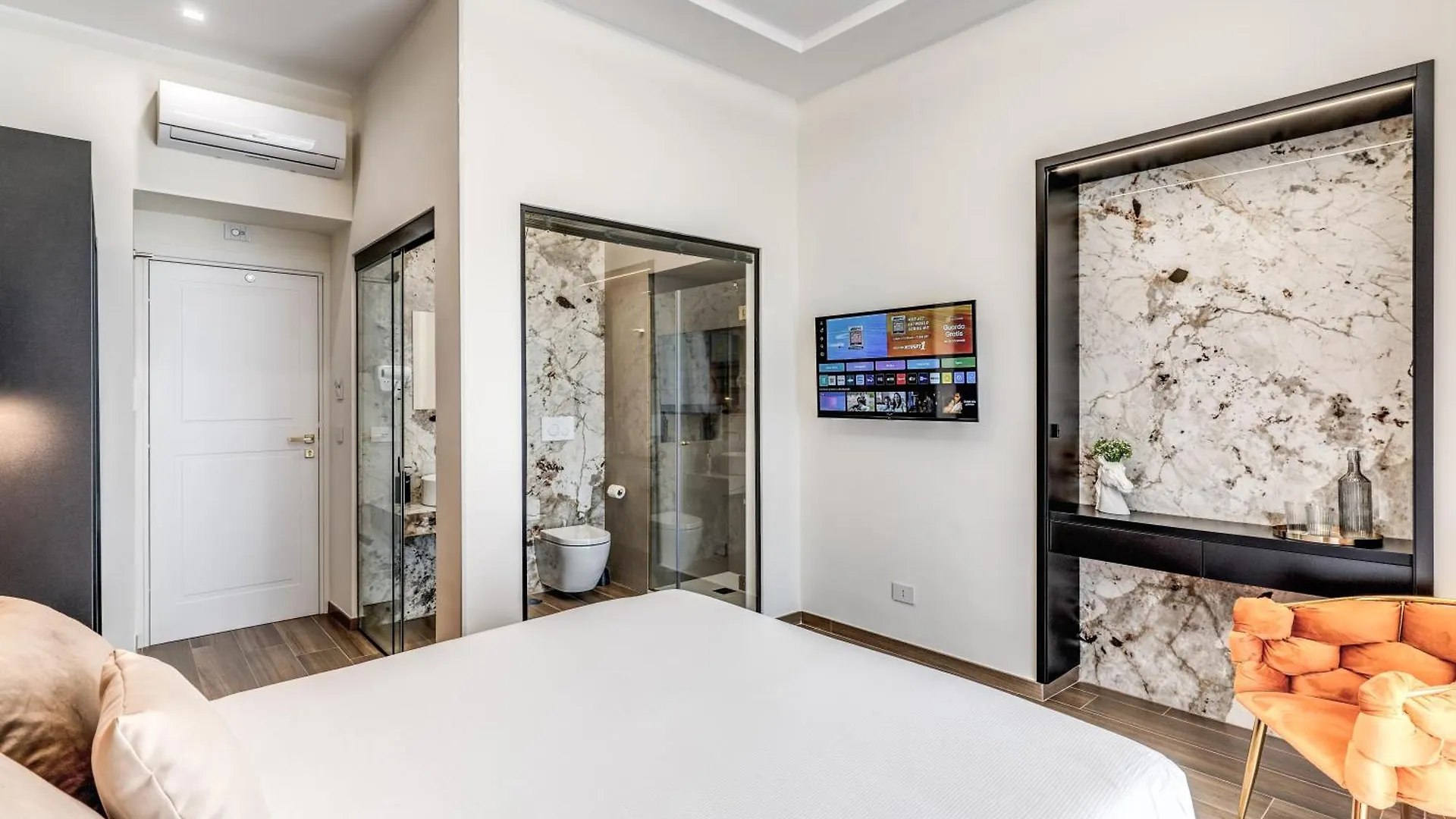 Atarooms Suites Napoli 0*, Naples
